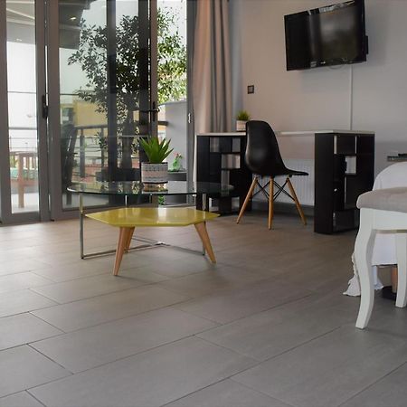 Apartamento Stylish Boutique Loft With Private Balcony Atenas Exterior foto